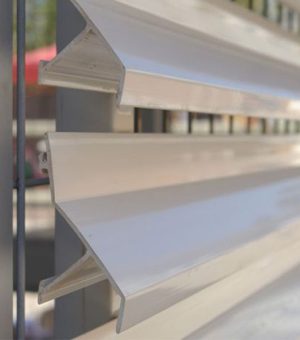 Soporte metálico quiebravista